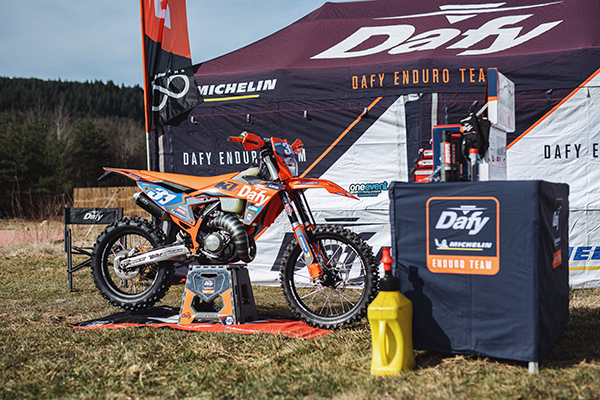 accessoires-indispensables-moto-enduro